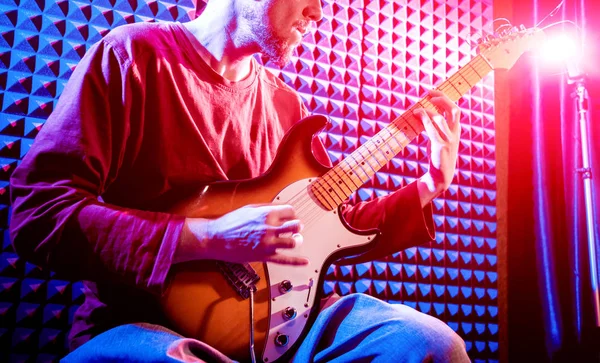 Młody Mężczyzna Gra Gitarze Studio Nagrań Dźwiękowych Nowoczesne Tło — Zdjęcie stockowe