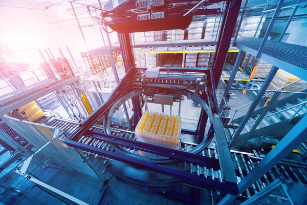 Çemberleme makinesi paketleme hattı için. Modern makine fabrikasında paketleme hattı için. Teknoloji ve endüstri kavramı. Arka plan