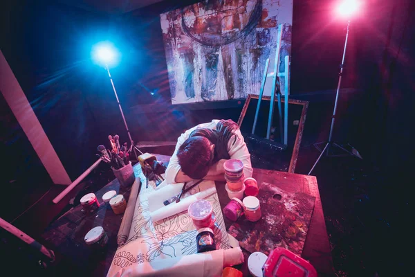 Studio çalışma genç erkek sanatçı