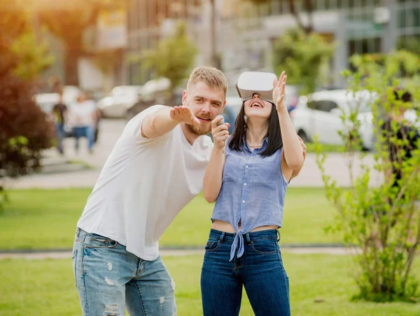 Mladý Bělošský Pár Hraje Hru Pomocí Virtuální Reality Brýle Ulici — Stock fotografie