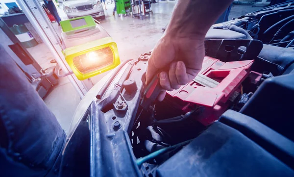 Werknemer Controleert Koplampen Van Het Verlichtingssysteem Van Een Auto Aan — Stockfoto