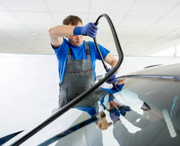 Auto Speciale Werknemers Ter Vervanging Van Voorruit Van Auto Auto — Stockfoto