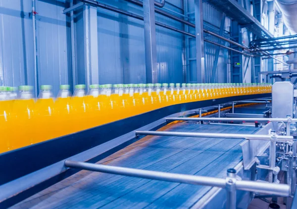 Drank Fabriek Interieur Transportband Met Flessen Voor Sap Water Moderne — Stockfoto