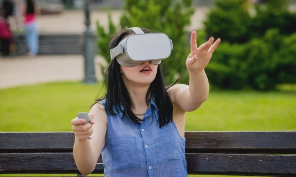 Chica Joven Atractiva Juega Juego Con Gafas Realidad Virtual Calle — Foto de Stock