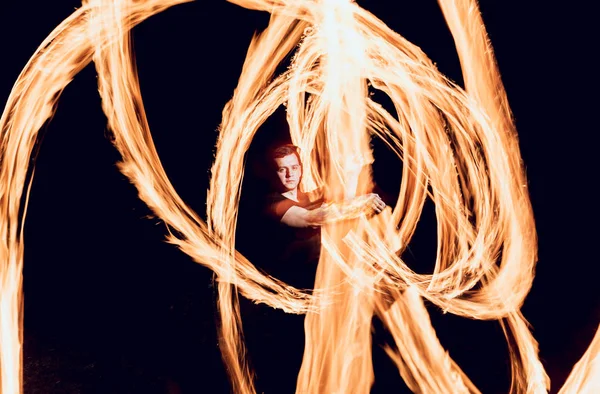 Fire Show Młody Człowiek Pokazuje Działanie Ognia Ciemności — Zdjęcie stockowe