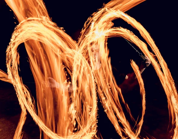 Tűz Show Fiatalember Mutatja Tűz Sötétség — Stock Fotó