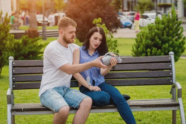 Jeune Couple Caucasien Joue Jeu Utilisant Des Lunettes Réalité Virtuelle — Photo