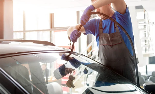Automobile Special Worker Remove Old Windscreen Windshield Car Auto Service — Stock Photo, Image