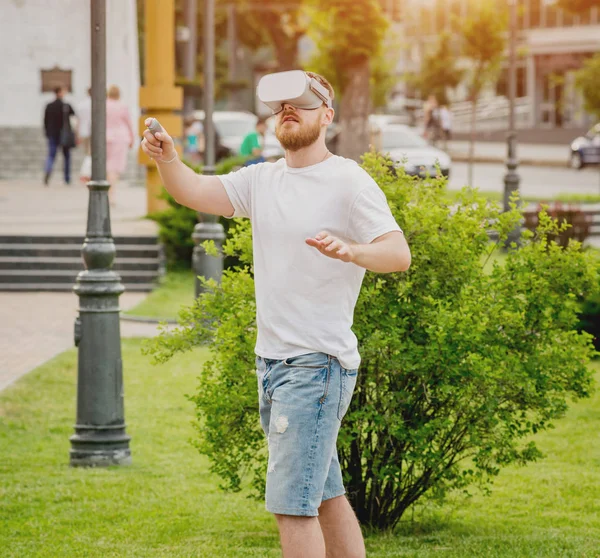 Jovem Barbudo Loiro Joga Jogo Usando Óculos Realidade Virtual Rua — Fotografia de Stock