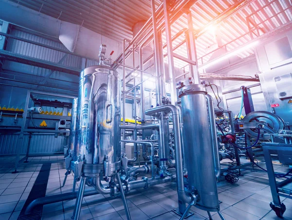 Modern bir bira iç. Varil ve borular. Fabrika iç. Sanayi arka plan