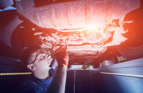 Mecánico Automóviles Examinando Suspensión Del Automóvil Levantado Estación Servicio Reparación — Foto de Stock