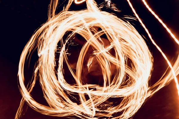 Feuershow Junger Mann Zeigt Feuerleistung Der Dunkelheit — Stockfoto