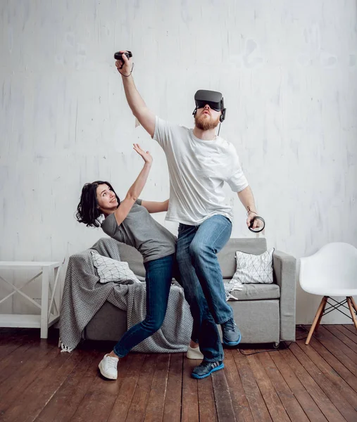 Joven Con Novia Jugando Con Gafas Realidad Virtual Tecnologías — Foto de Stock