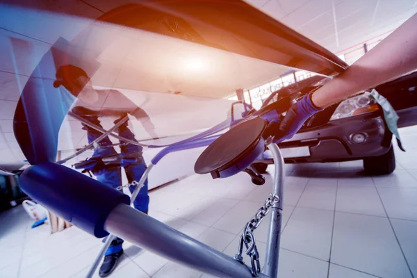 Ön cam otomatik servis istasyonu garajda araba yerine otomobil özel işçi