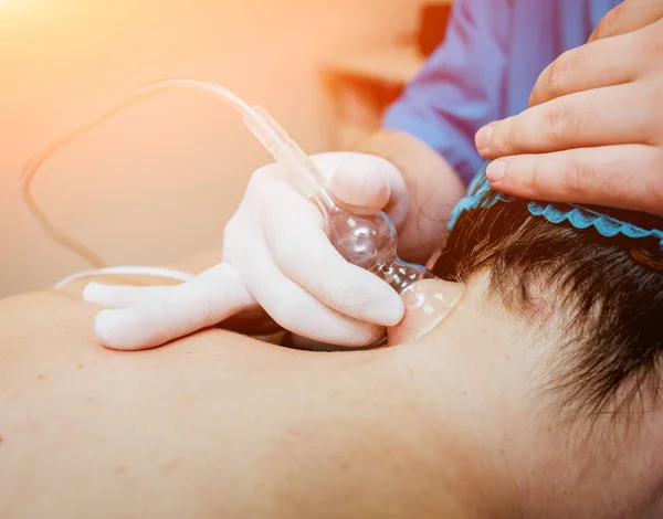 Nahaufnahme Des Arztes Der Vakuum Massage Für Frau Macht — Stockfoto