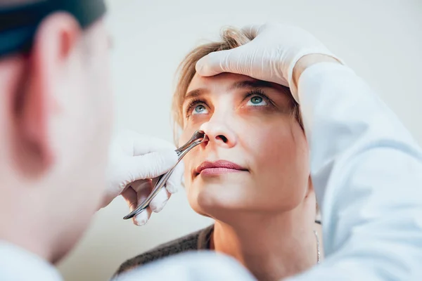 Otolaryngologist Onderzoekt Vrouw Neus Met Nasale Dilator Medische Apparatuur — Stockfoto