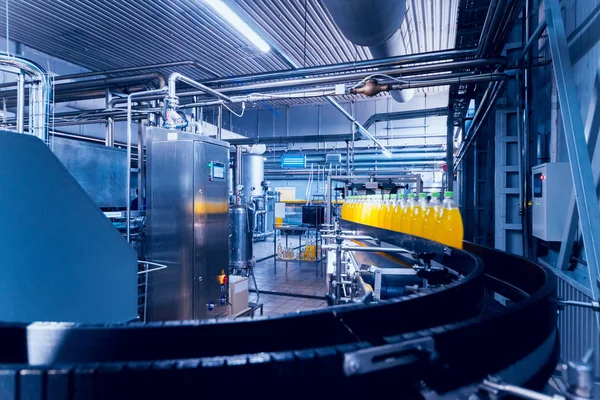 İçecek fabrika iç. Konveyör şişe suyu veya su ile. Modern aletleri