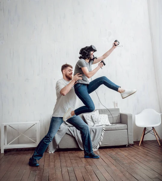 Delikanlı kız sanal gerçeklik ile oyun oynarken ile evde gözlükler. VR teknolojileri