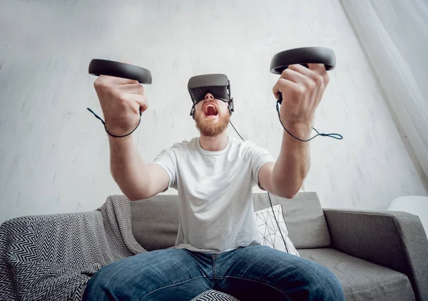 Sanal gerçeklik gözlükleri evde oyunu Genç sakallı adam. VR teknolojileri