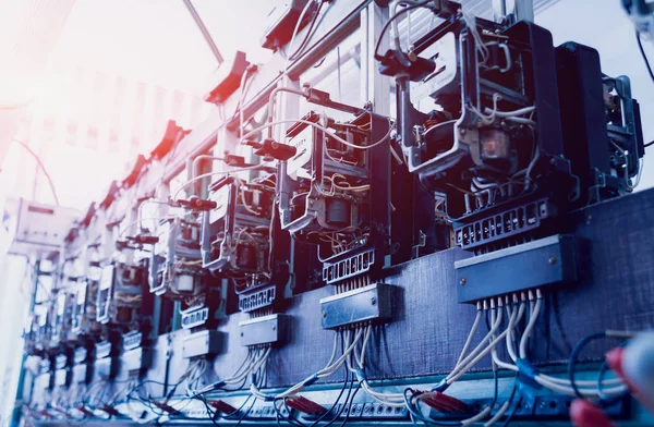 Elektrik donatımı. Elektrik kablo ve crimper. Elektrik sayacı. Arka plan