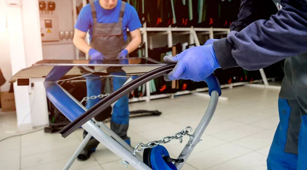 Ön cam veya cam otomatik servis istasyonu garajında bir araba yerine otomobil özel işçi. Arka plan