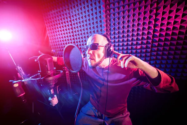 Kayıt stüdyosu olarak bir mikrofon ile şarkıcı söylüyor. Modern arka plan