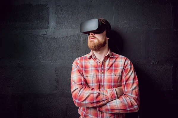 Sanal gerçeklik giyen genç sakallı adam ofiste gözlükler