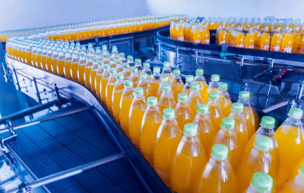 İçecek fabrika iç. Konveyör şişe suyu veya su ile. Modern aletleri