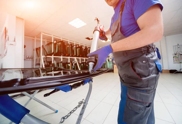 Ön cam otomatik servis istasyonu garajda araba yerine otomobil özel işçi