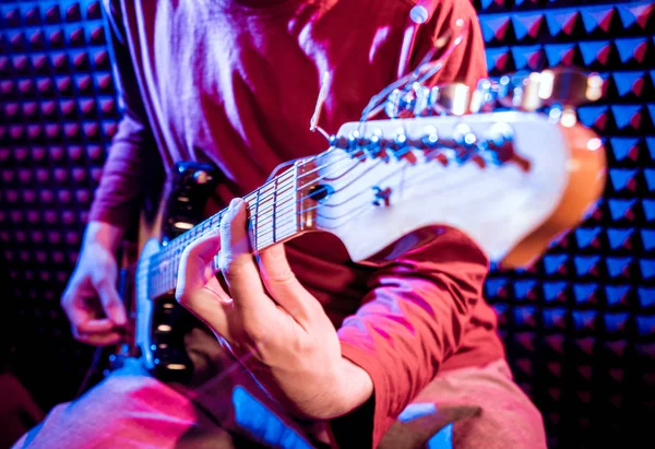 Jovem Tocando Guitarra Estúdio Gravação Som Contexto Moderno — Fotografia de Stock