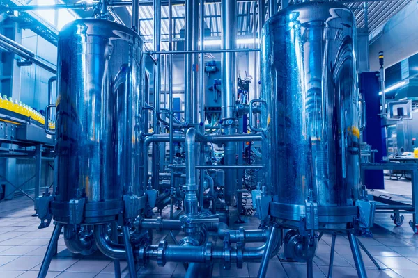 Modern bir bira iç. Varil ve borular. Fabrika iç. Sanayi arka plan