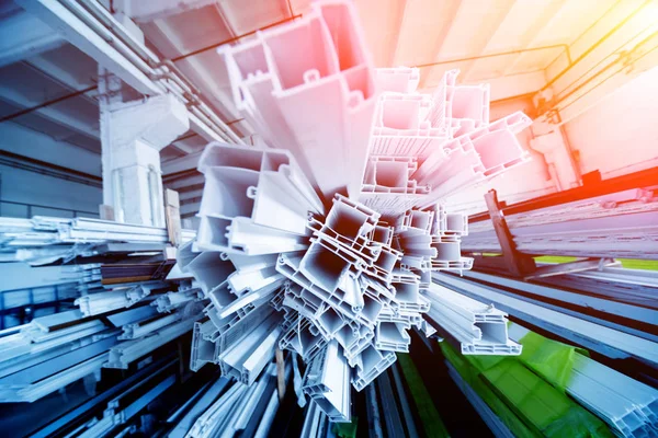 PVC pencere profili kesti. Renkli arka plan. Ayrıntılar