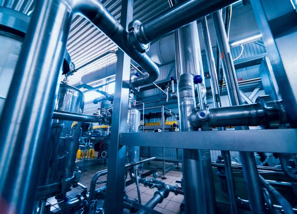 Modern bir bira iç. Varil ve borular. Fabrika iç. Sanayi arka plan