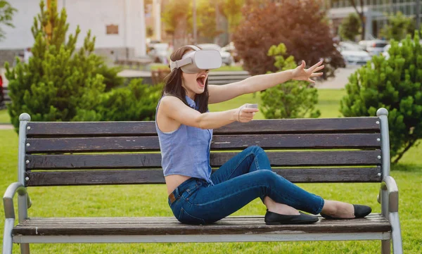 Attrayant Jeune Fille Joue Jeu Portant Des Lunettes Réalité Virtuelle — Photo