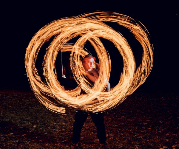 Feuershow. Feuerperformance in der Nacht. — Stockfoto