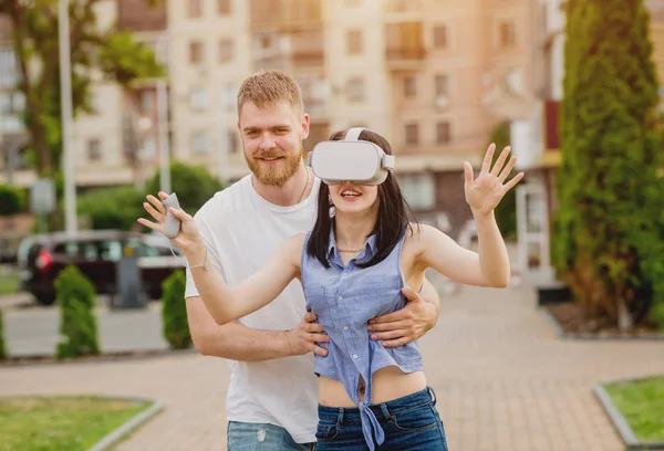 Unga Kaukasiska Par Spelar Ett Spel Med Virtual Reality Glasögon — Stockfoto