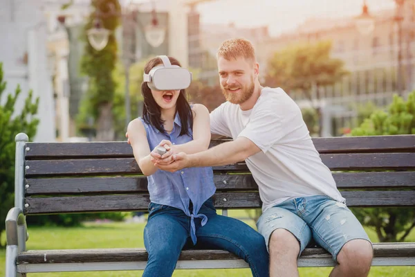 Joven Pareja Caucásica Juega Juego Con Gafas Realidad Virtual Calle —  Fotos de Stock