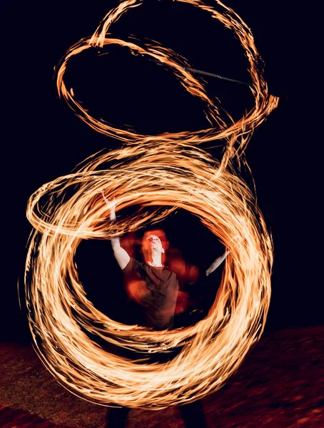 Feuershow. Feuerperformance in der Nacht. — Stockfoto