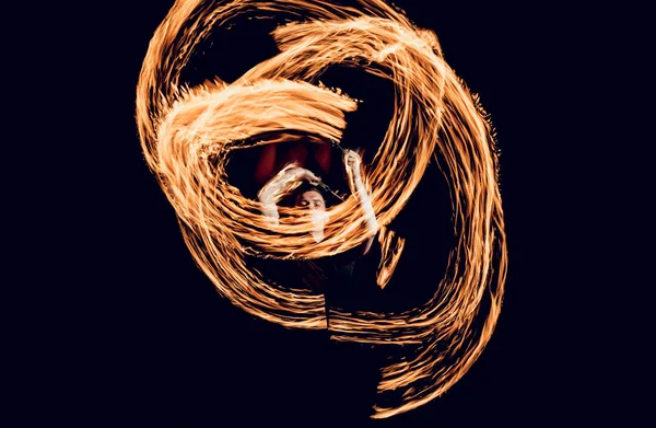 Gösteri yangın. Performans geceleri ateş.