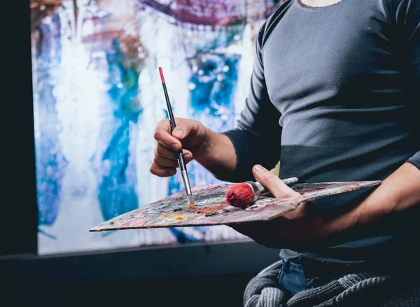 Studio çalışma genç erkek sanatçı