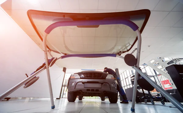 Ön cam otomatik servis istasyonu garajda araba yerine otomobil özel işçi