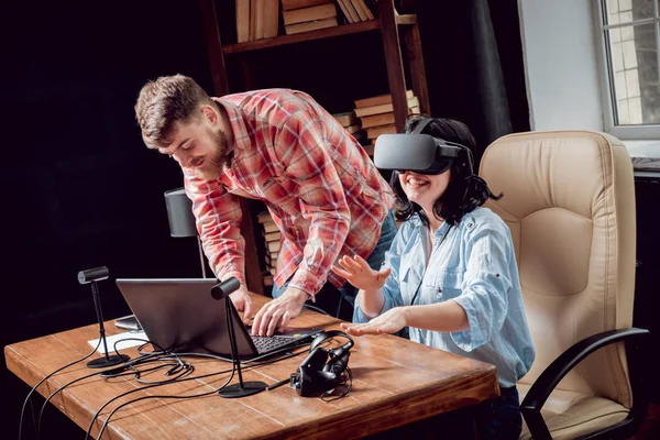 Joven Chica Juega Juego Con Gafas Realidad Virtual Sala Del — Foto de Stock