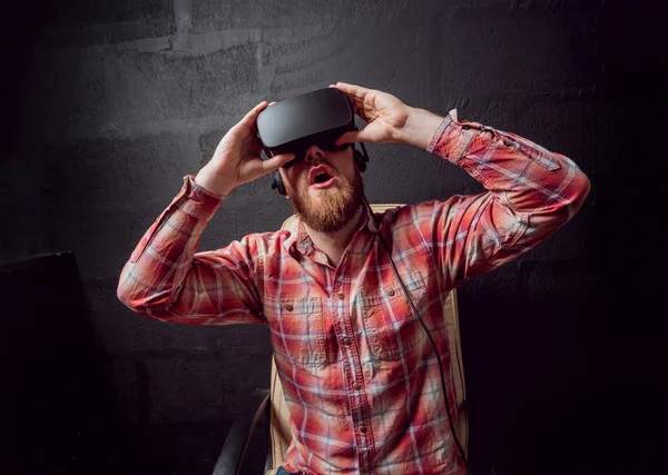 Sanal gerçeklik giyen genç sakallı adam ofiste gözlükler