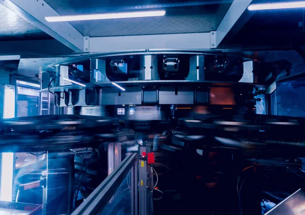 Otomatik Dolum Makinası su Plastik Pet şişe dökülen. Bira üretim. Endüstriyel arka plan.