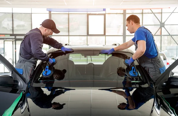 Trabajadores Especiales Del Automóvil Reemplazando Parabrisas Del Coche Garaje Estación — Foto de Stock