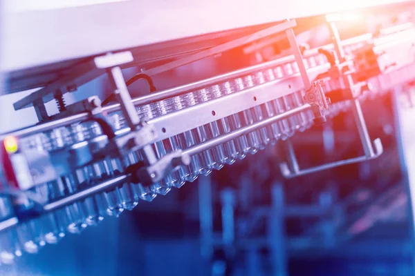 Otomatik Dolum Makinası su Plastik Pet şişe dökülen. Bira üretim. Endüstriyel arka plan.