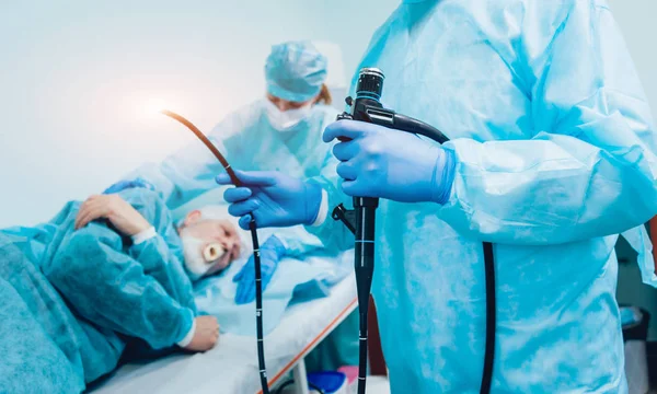 Endoskopi hastanede. Doktor holding endoskop gastroskopi önce. Tıbbi muayene