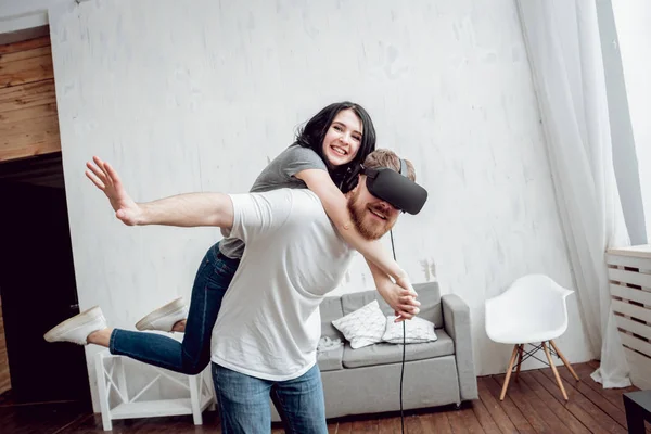 Jovem Com Namorada Jogando Jogos Com Óculos Realidade Virtual Casa — Fotografia de Stock
