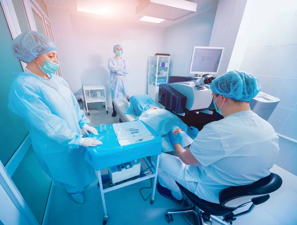 Pacjenta Chirurgów Sali Operacyjnej Podczas Operacji Okulistycznych — Zdjęcie stockowe