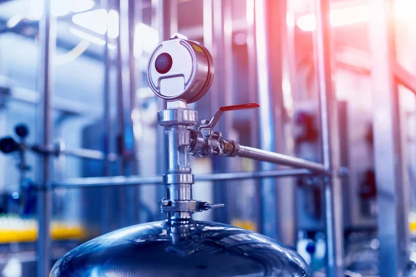 Modern bir bira iç. Varil ve borular. Fabrika iç. Sanayi arka plan